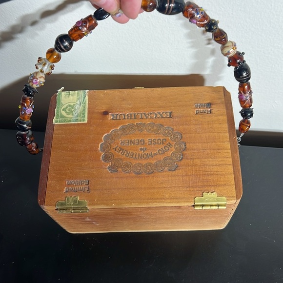 Vintage wooden cigar box purse lined with glass beaded handle and charm - Picture 12 of 15